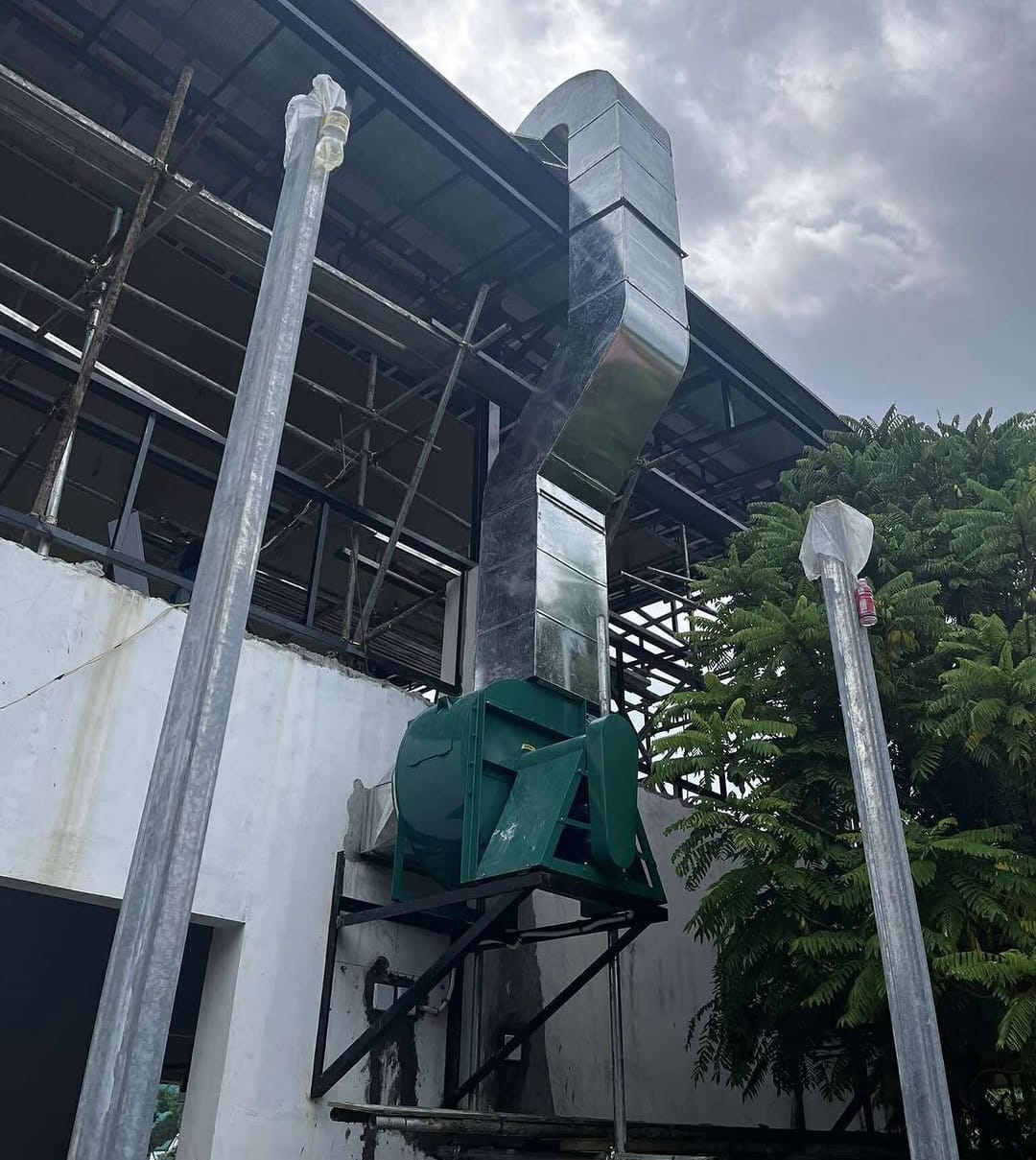 Ductwork and blower unit for a commercial kitchen extractor system