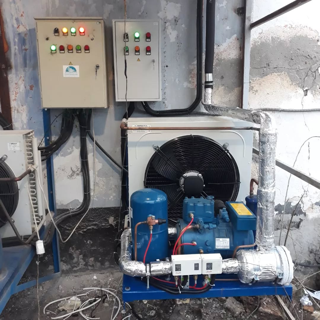 Compressor unit with control panels during maintenance work