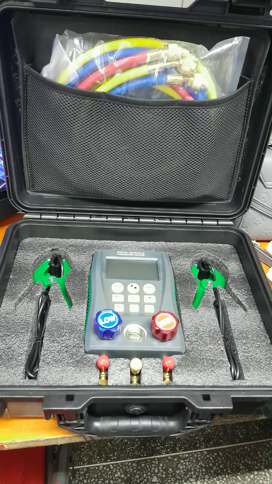 Digital manifold pressure tester with refrigerant hoses and carrying case